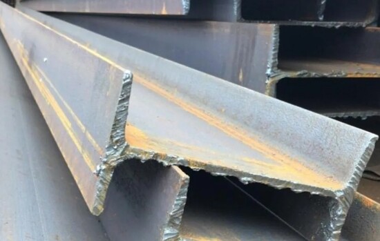 Железнодорожные рельсы из стальной балки