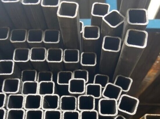 Какие металлические столбы для забора лучше выбрать